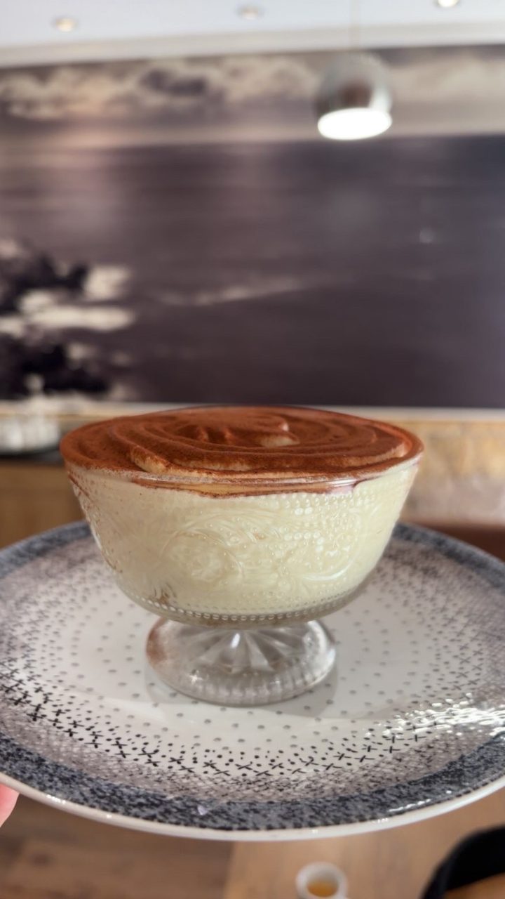 Tiramisu au café maison dans la tradition italienne, servi à L'Auberge Ajaccienne