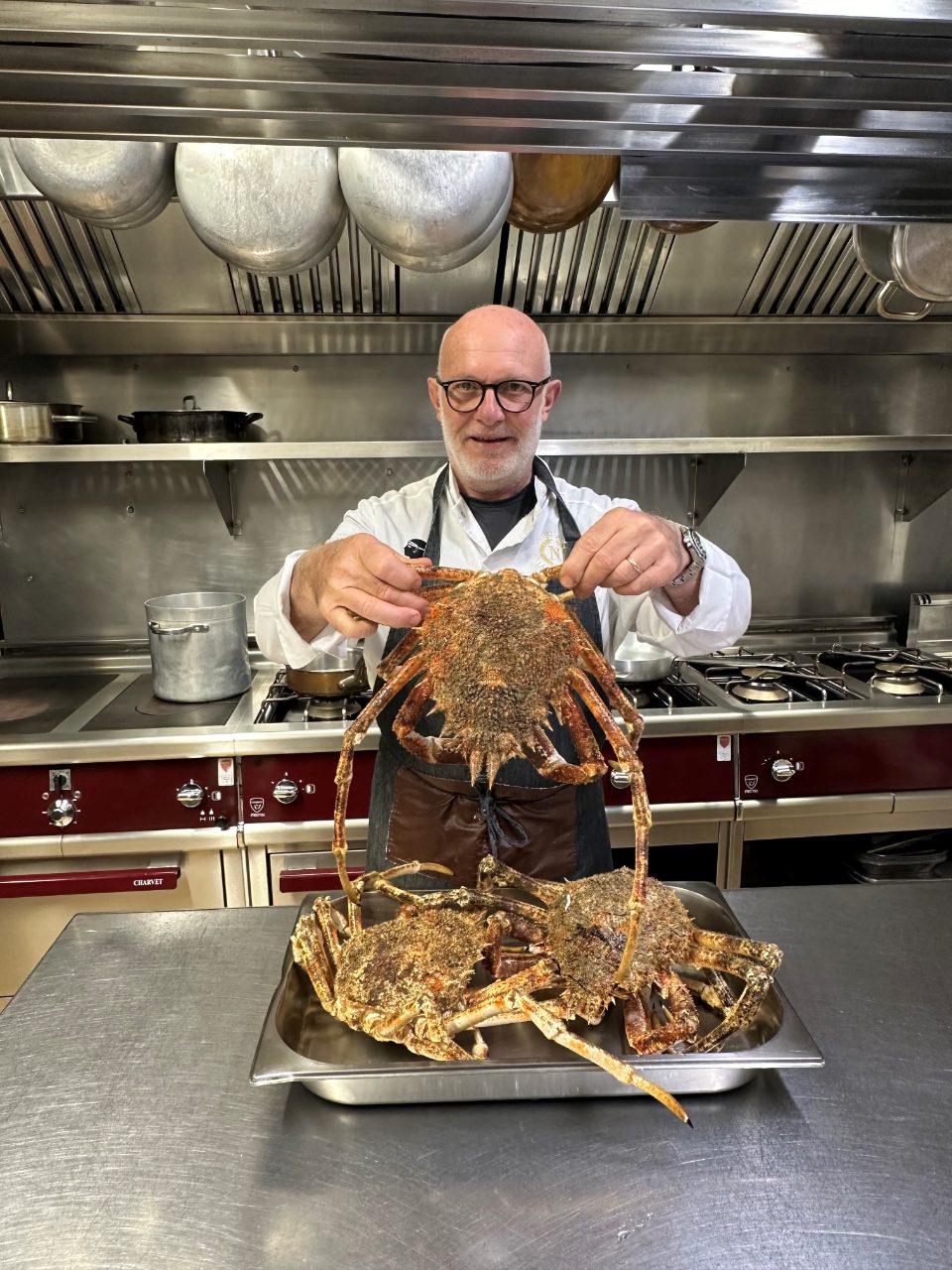 Noël, le chef, en cuisine avec des langoustes fraîches de Méditerranée